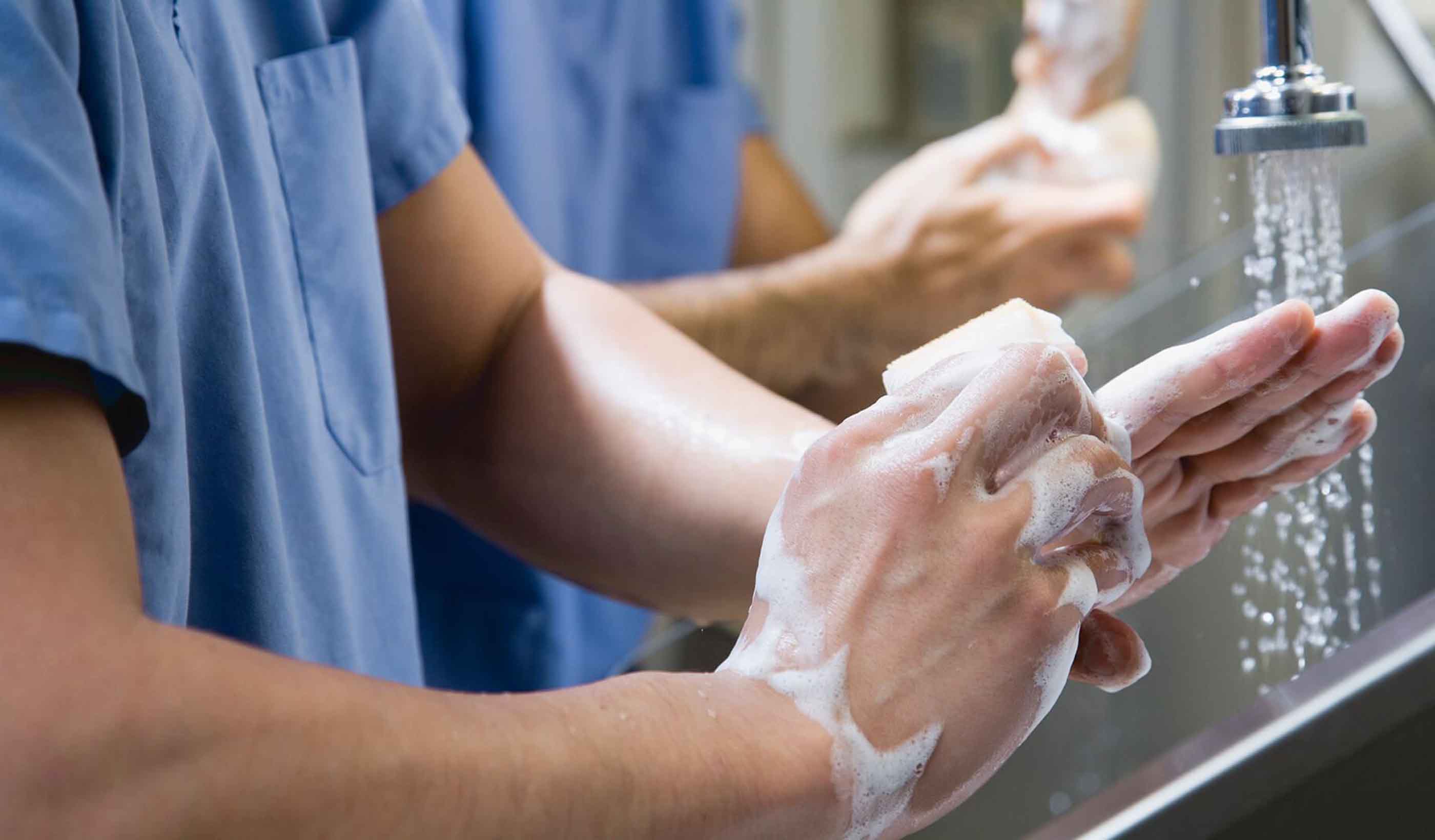 обработка рук перед накрытием стерильного стола